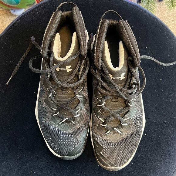 ✅Under Armour Girls Basketball Shoes - Size 5 - Great Find! - Picture 7 of 8